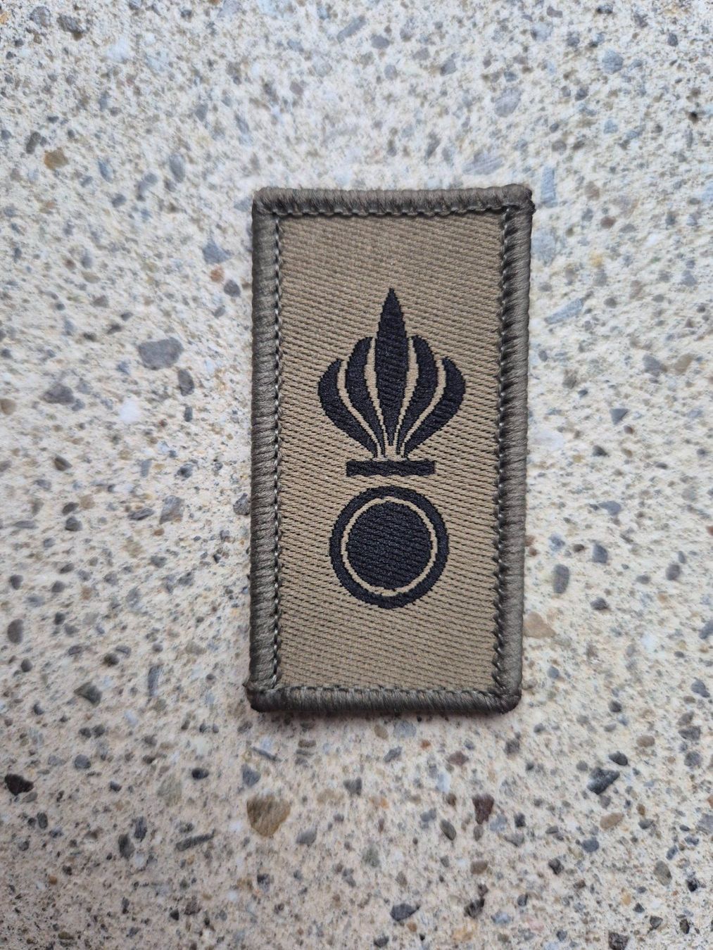 Schweizer Armee Placchette & Badge: Dienstzweigabzeichen Artillerie mit klett – Nuovo e nell'imballaggio originale da Riedholz venduto da fr_sIruP