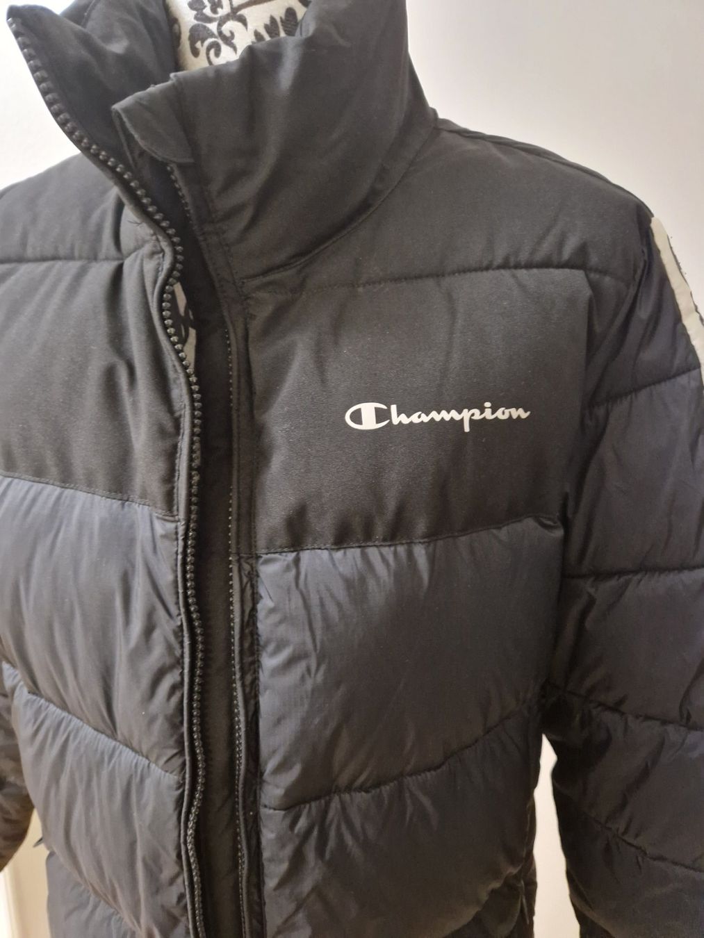 Champion Giacche: Warme Champion Gr. M Winterjacke schwarz – Usato da Glattbrugg venduto da mas_75t2 1