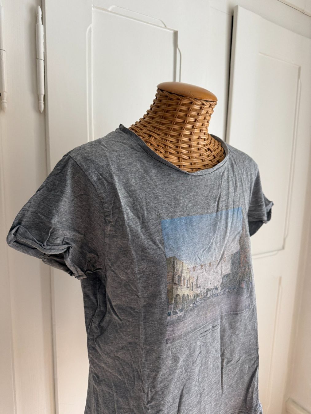 Mango T-Shirts: MANGO - T-Shirt hellgrau mit Print M – Gebraucht aus Zürich von Diazaio 1