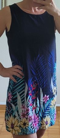 Sommerliches Kleid mit Blumenmuster, Grösse M, neu! Viscose