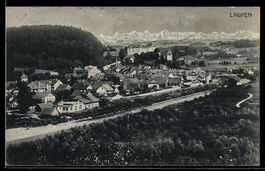 AK Laupen /BE, Ortsansicht mit Schloss und Alpen