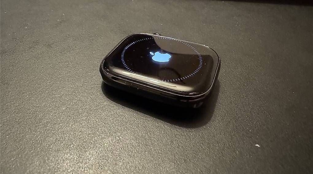 Accessori per Smartwatch: Apple Watch 10 black mit Power Bank – Usato da Wettswil venduto da samuelvontobel