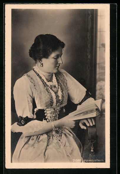 Cartoline postali: Appenzellerin in Tracht mit einem Buch – Usato da Berlin venduto da bartko-reher