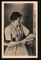 Appenzellerin in Tracht mit einem Buch