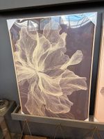 Grosses gerahmtes Wandbild Blume, dunkel