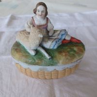 Deckeldose Frau mit Schaf