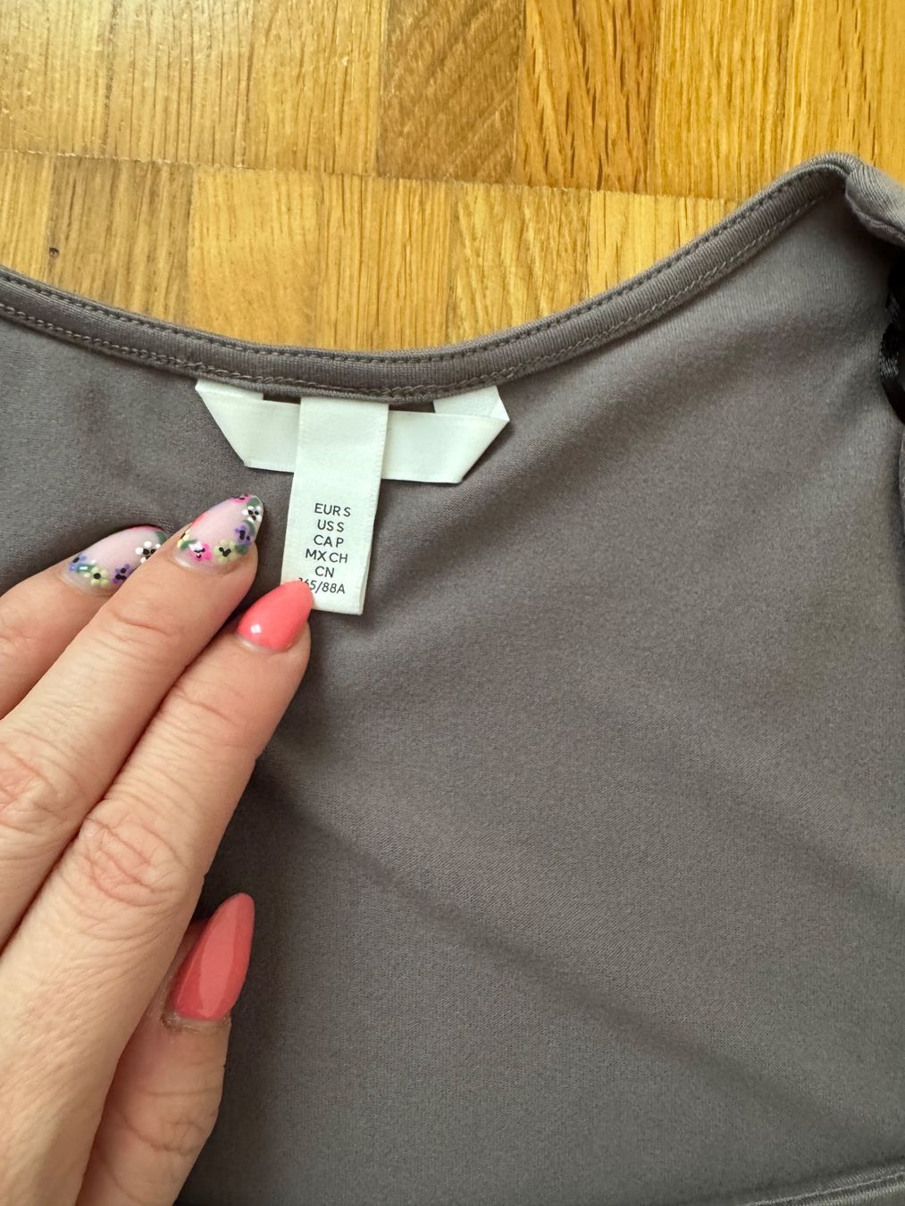 H&M T-shirt: H&M Trendiges Langarmshirt mit eckigem Ausschnitt, Grösse S – Usato da Jona venduto da Good_luck1_ 5