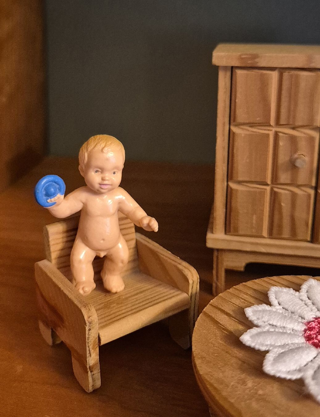 Case e mobili per bambole: Puppenhausmöbel mit kleinen Puppe – Usato da Schaffhausen venduto da peggi77755 2