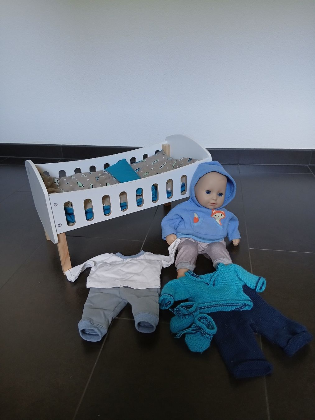 Giocattoli: Puppen Bett mit Puppe und Kleider – Usato da Courtepin venduto da Lucciola_86