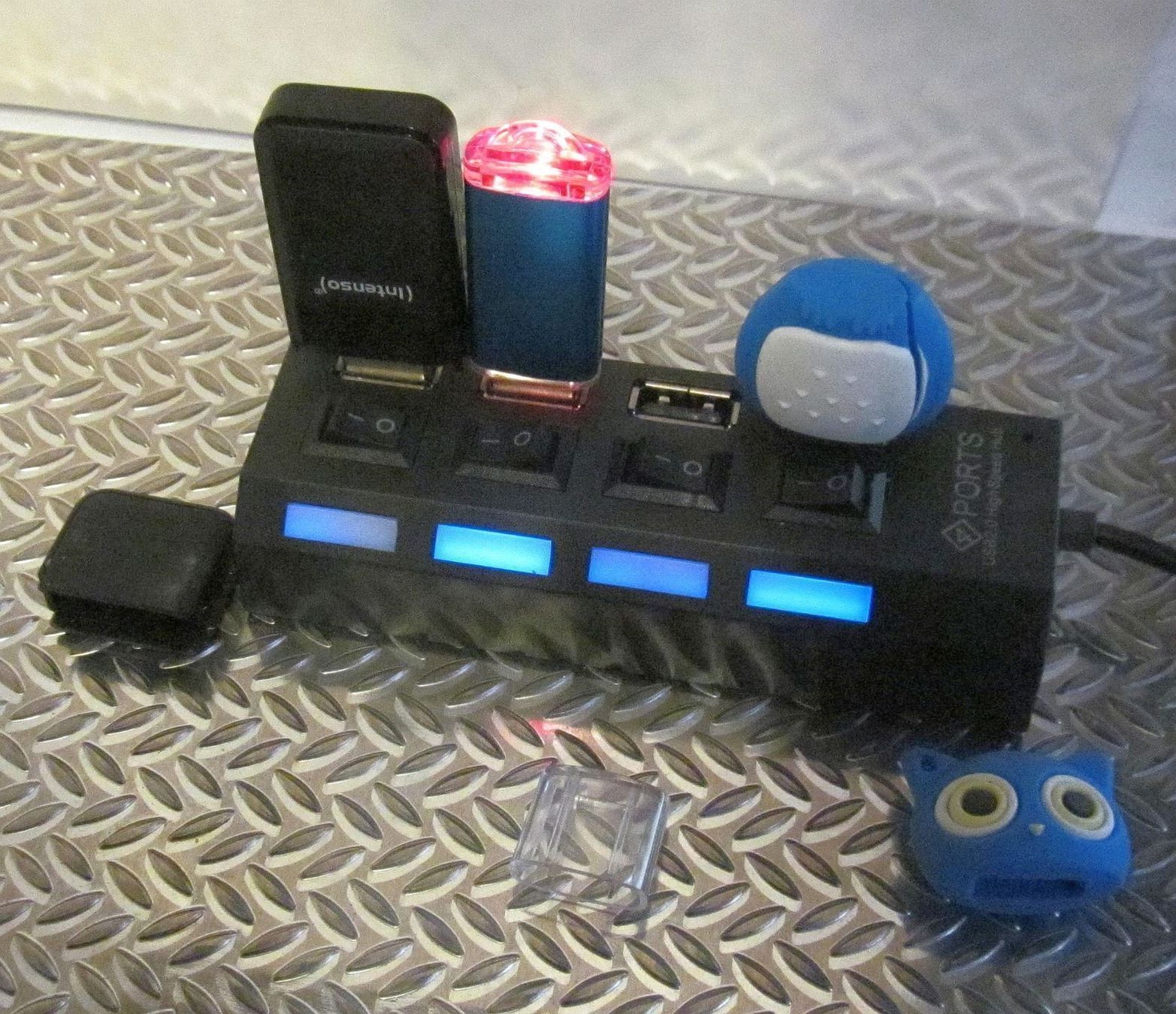 Hub & Switch: USB 2.0/3.0 Hub mit Schalter Kontrollleuchte – Nuovo e nell'imballaggio originale da St. Margarethen TG venduto da ursk10 1
