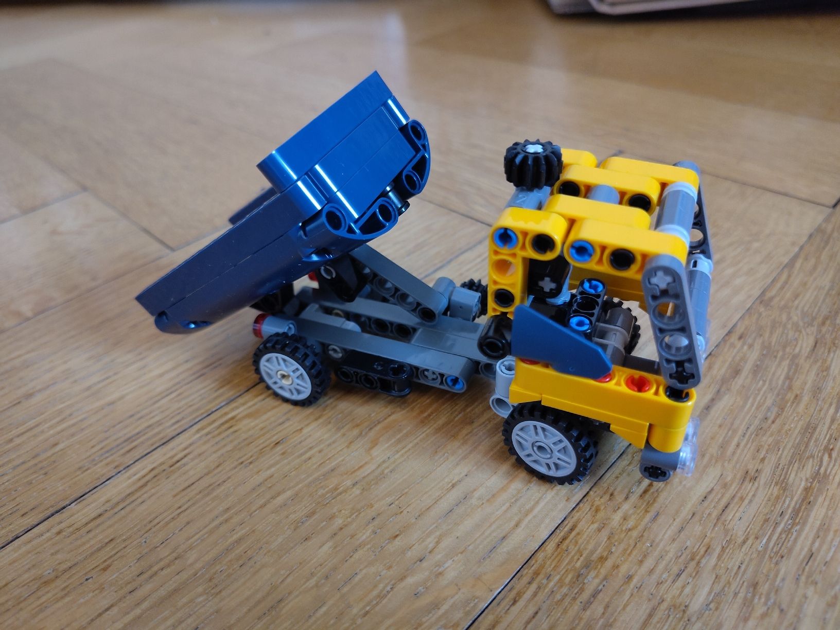 Modellbausätze & Standmodelle: LEGO Technic 42147 Dumper Truck, komplett – Gebraucht aus Liebefeld von uhcbiel17