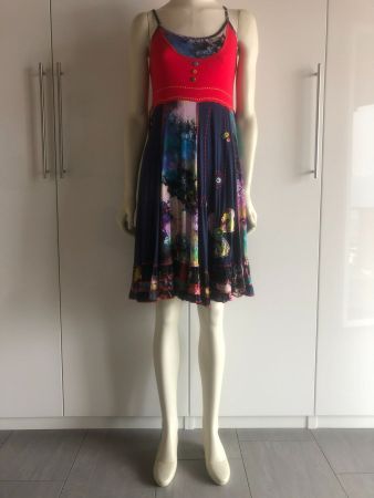Sommerliches Kleid mit speziellen Details