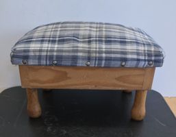 Holz-Fussbänkli mit gepolsterter Sitzfläche