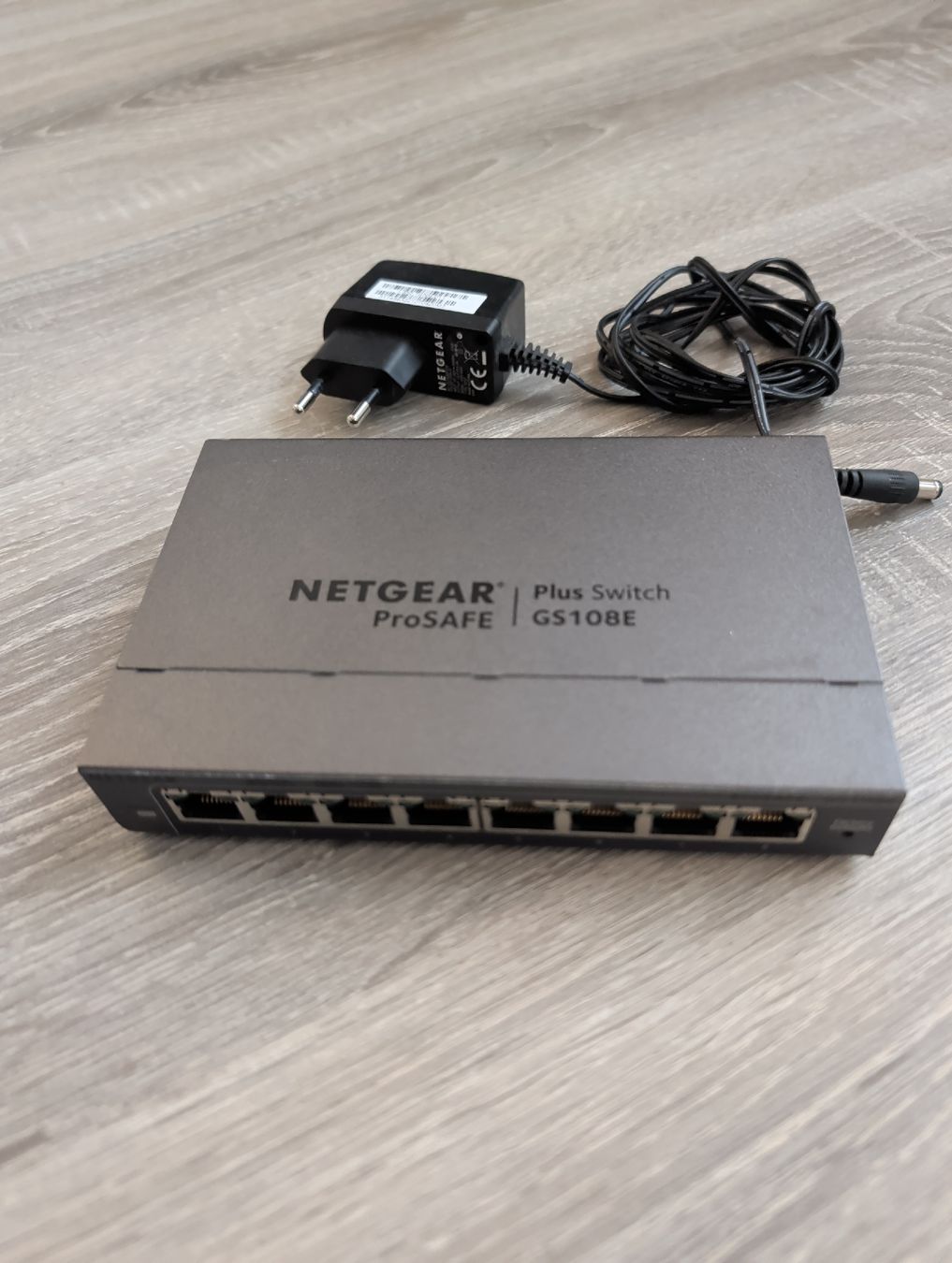 Netgear Hubs & Switches: Netgear ProSafe Plus Switch GS108E 8-Port Manageds Switch – D'occasion à Lupfig par Geee89 2