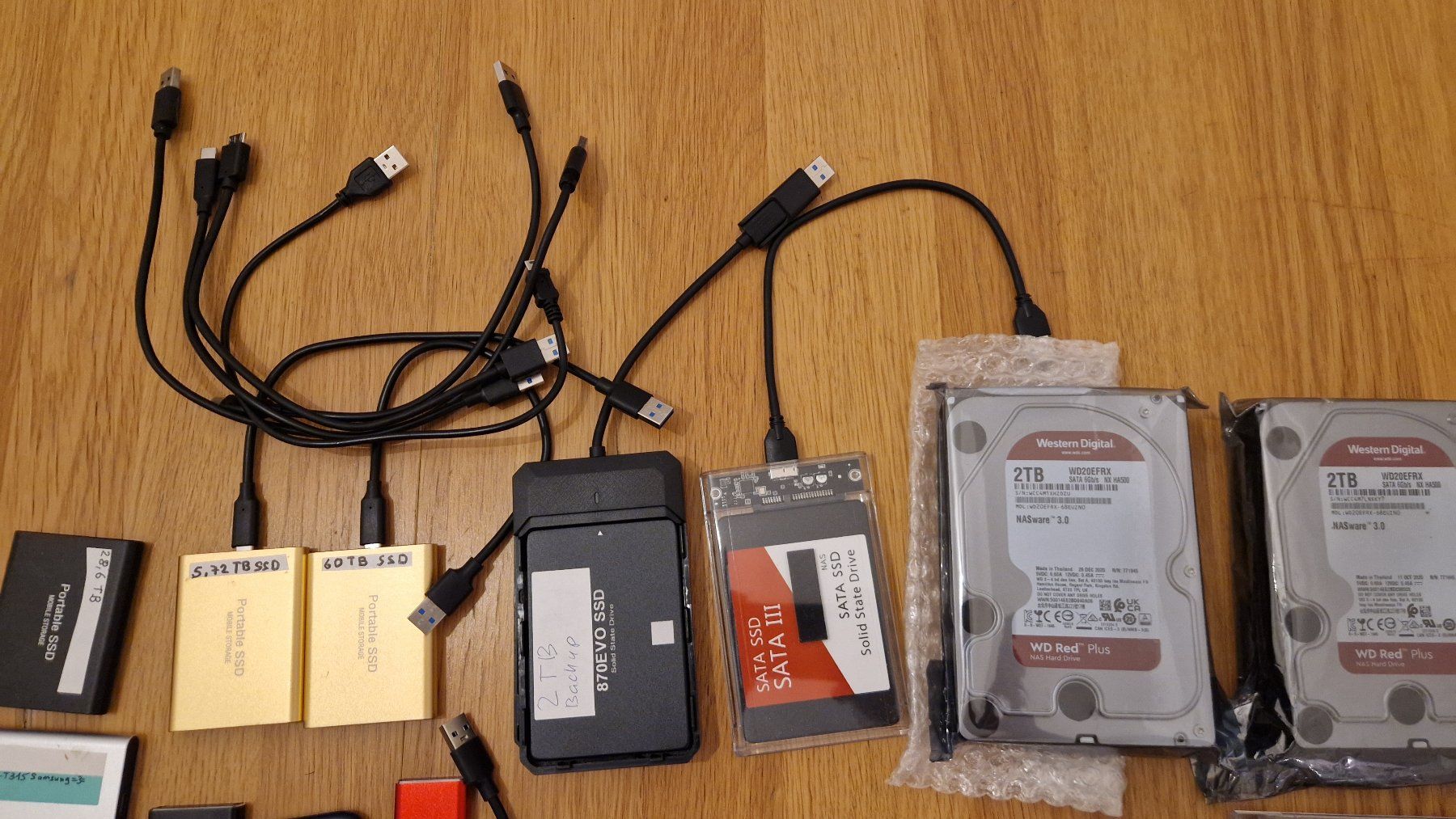 Dischi rigidi: Large Storage Lot (SSDs, HDDs, Cases & Cables) – Usato da Delémont venduto da aliGorithm 7