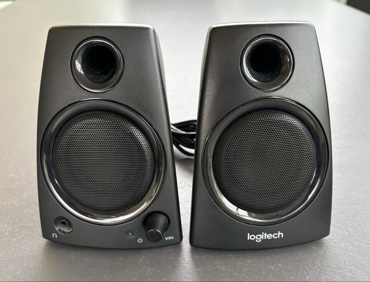 Logitech Haut-parleurs: PC Lautsprecher Paar Logitech Z130, mit Netzkabel – D'occasion à Rothrist par Dluna1 1