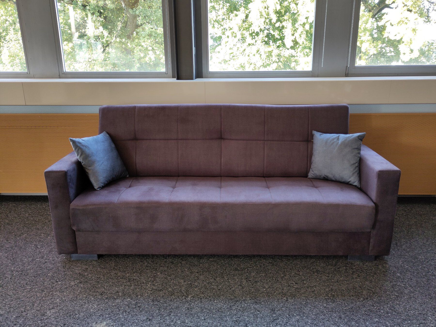 Divani: Grau-violettes Schlafsofa – Usato da Düdingen venduto da Irmas_Atelier