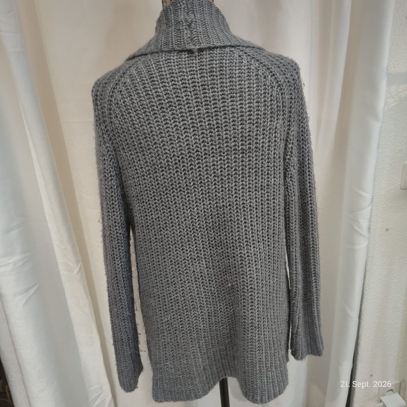 Giacche: Strickjacke Chicoree grau Grösse XS/S – Usato da Emmetten venduto da SecondhandSiska 1