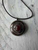 Silberanhänger an Lederband