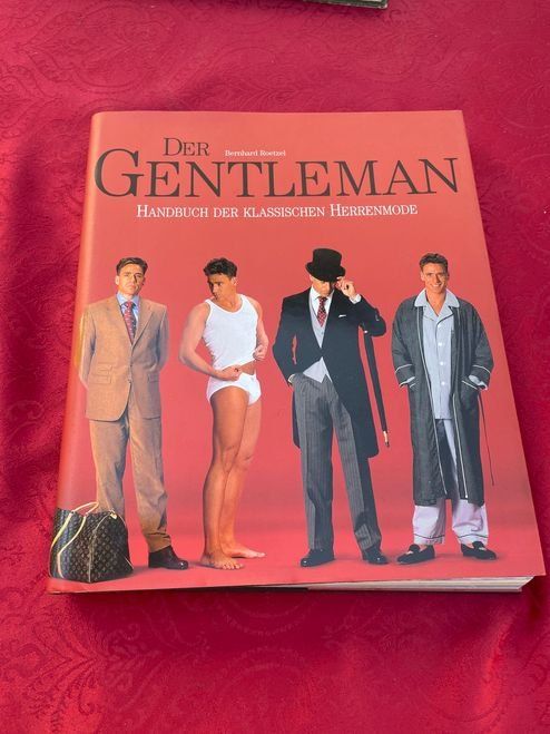 Libri: Der Gentleman - Handbuch der klassischen Herrenmode – Nuovo (secondo la descrizione) da Bergdietikon venduto da Book-4-you_2nd