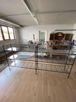 Gestell aus Metall, schwarz, mit Tablaren aus Glas