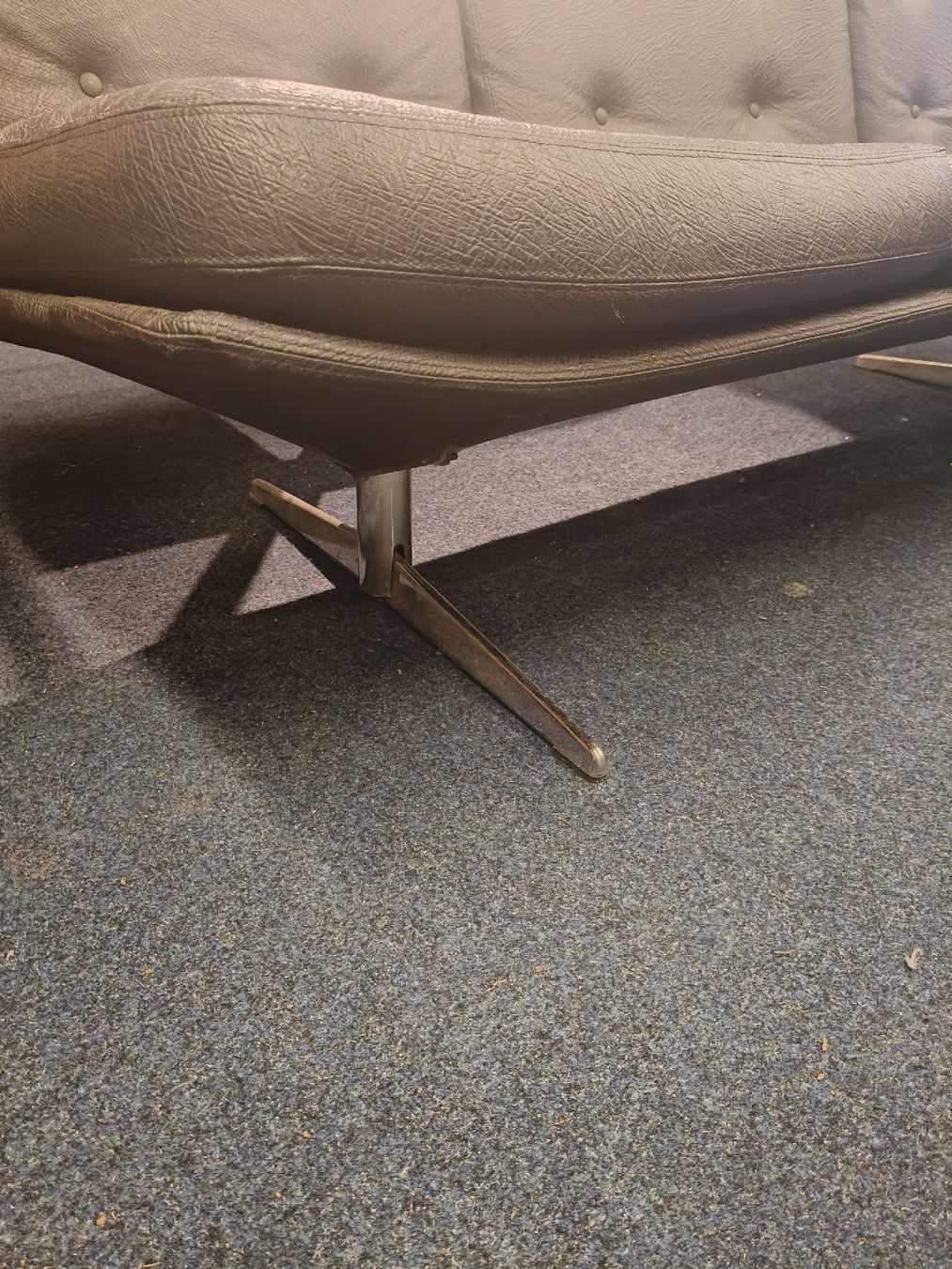 Divani: Mid-Century Modern model "Mila" sofa mit Sessel und Hocker – Usato da Zwingen venduto da inf_2blh 2