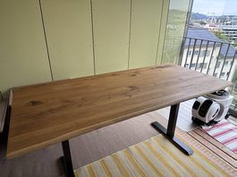 Höhenverstellbarer Stehtisch aus Massivholz