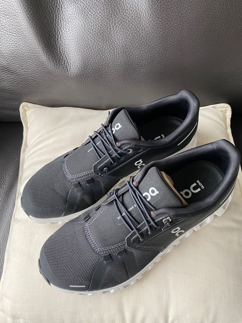 On Scarpe da uomo: On Cloud 6 M Black mit weisser Sohle – Nuovo (secondo la descrizione) da Chur venduto da aus_5ncl 1