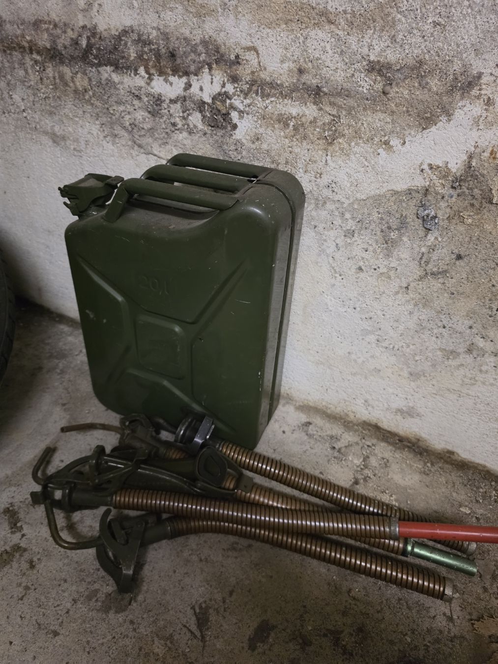 Schweizer Armee Benzinkanister: 20L Benzinkanister mit Einfüllsystem. Komplett mit Schläuche – Gebraucht aus Ittigen von ste_xt8v