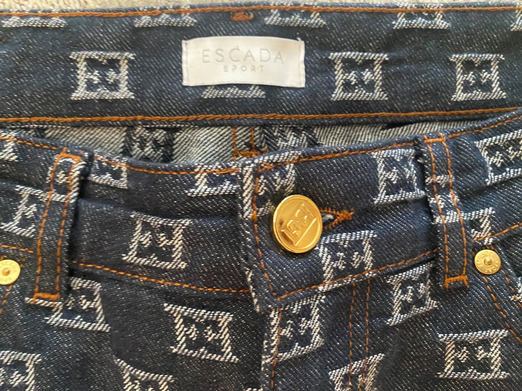 Escada Jeans: Escada Monogramm Jeans Gr 36 – Usato da Baar venduto da egl_q6qy 3
