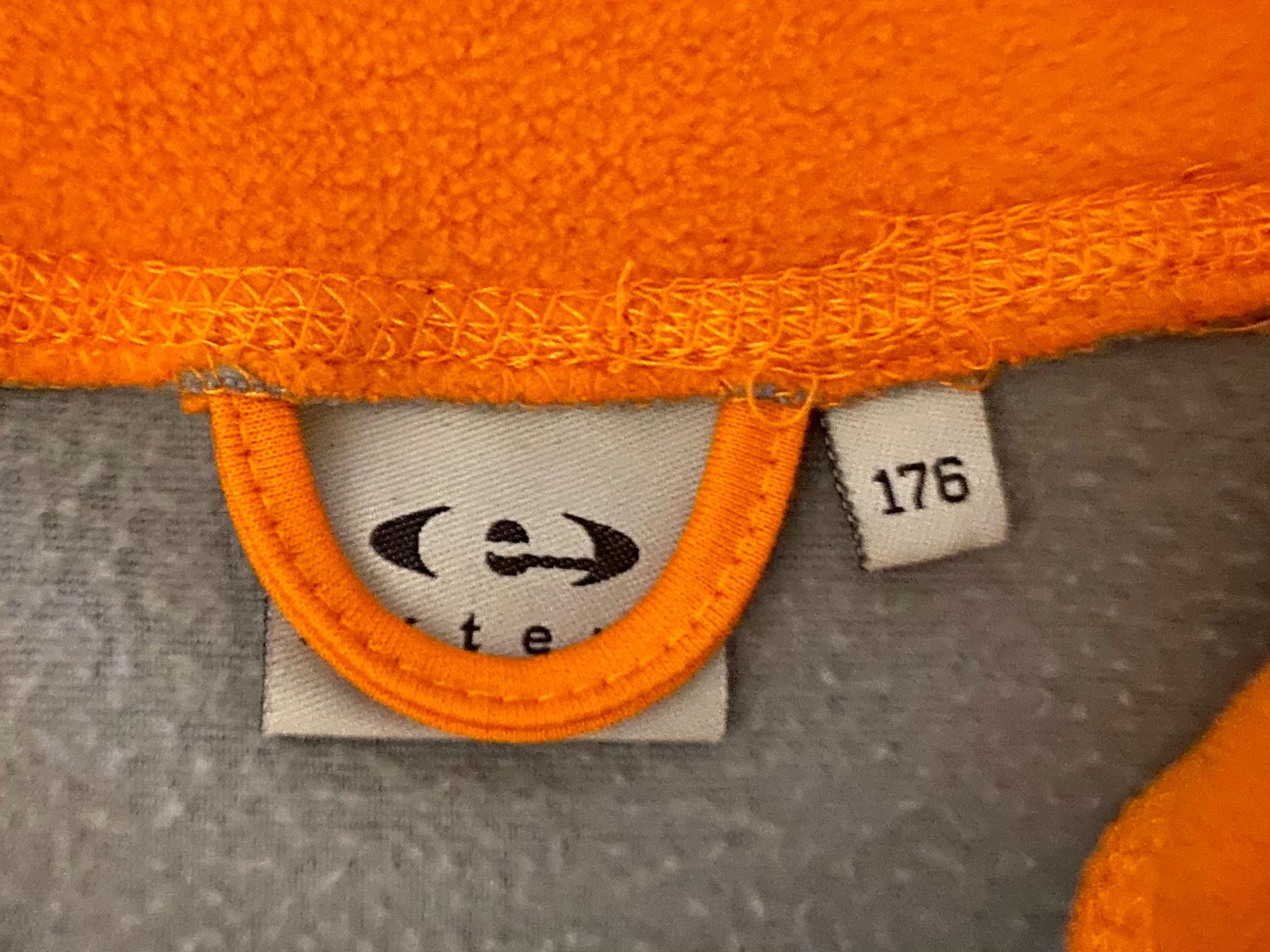 Sonstige Jungenkleidung: Bequemes Gilet Grösse 176 – Gebraucht aus Fehraltorf von Marlene4 1