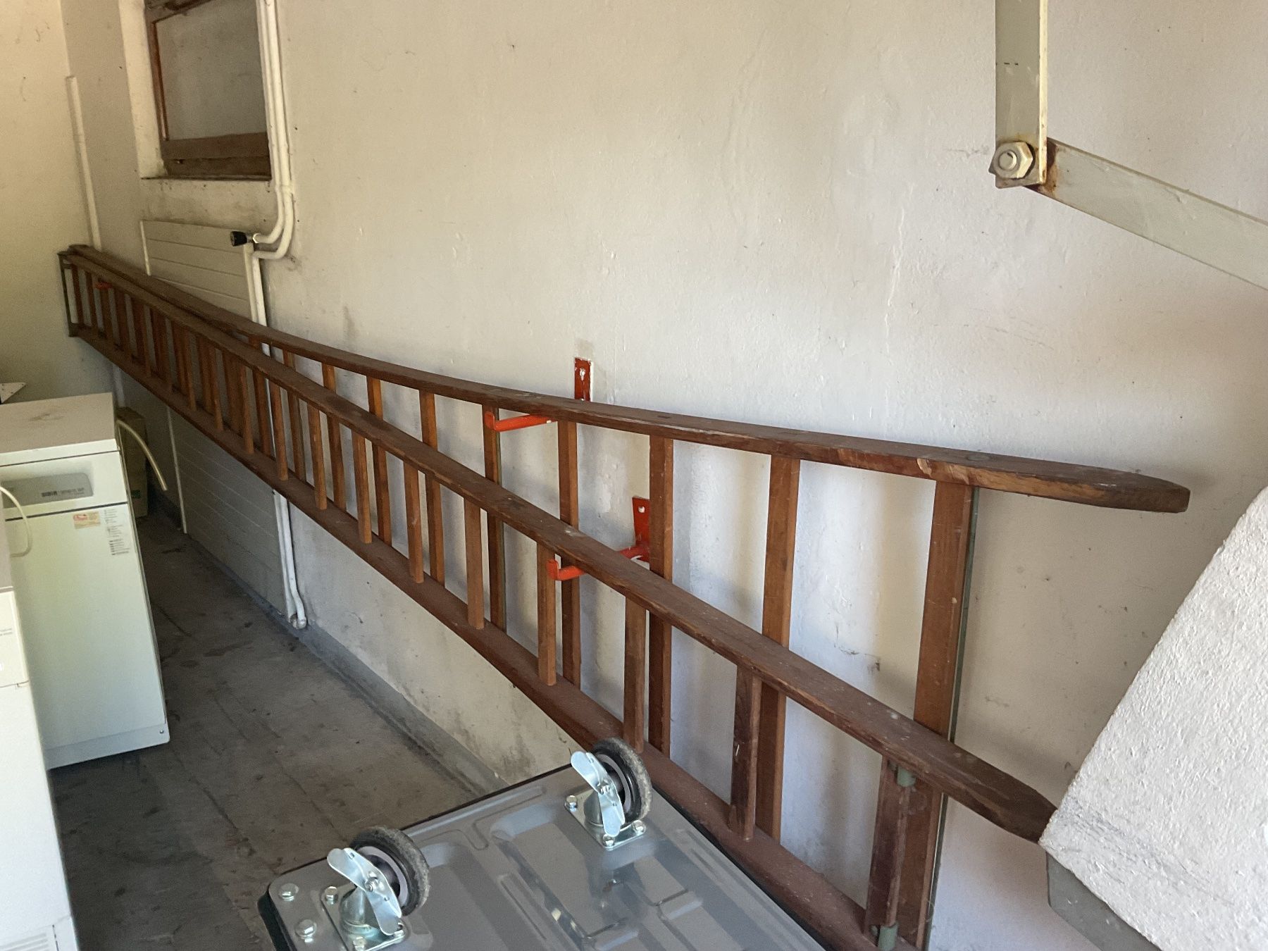 Scale: Grosse Holzleiter inklusive Wandhalterungen ca 5 Meter – Usato da Uster venduto da Hotelliquidation 6