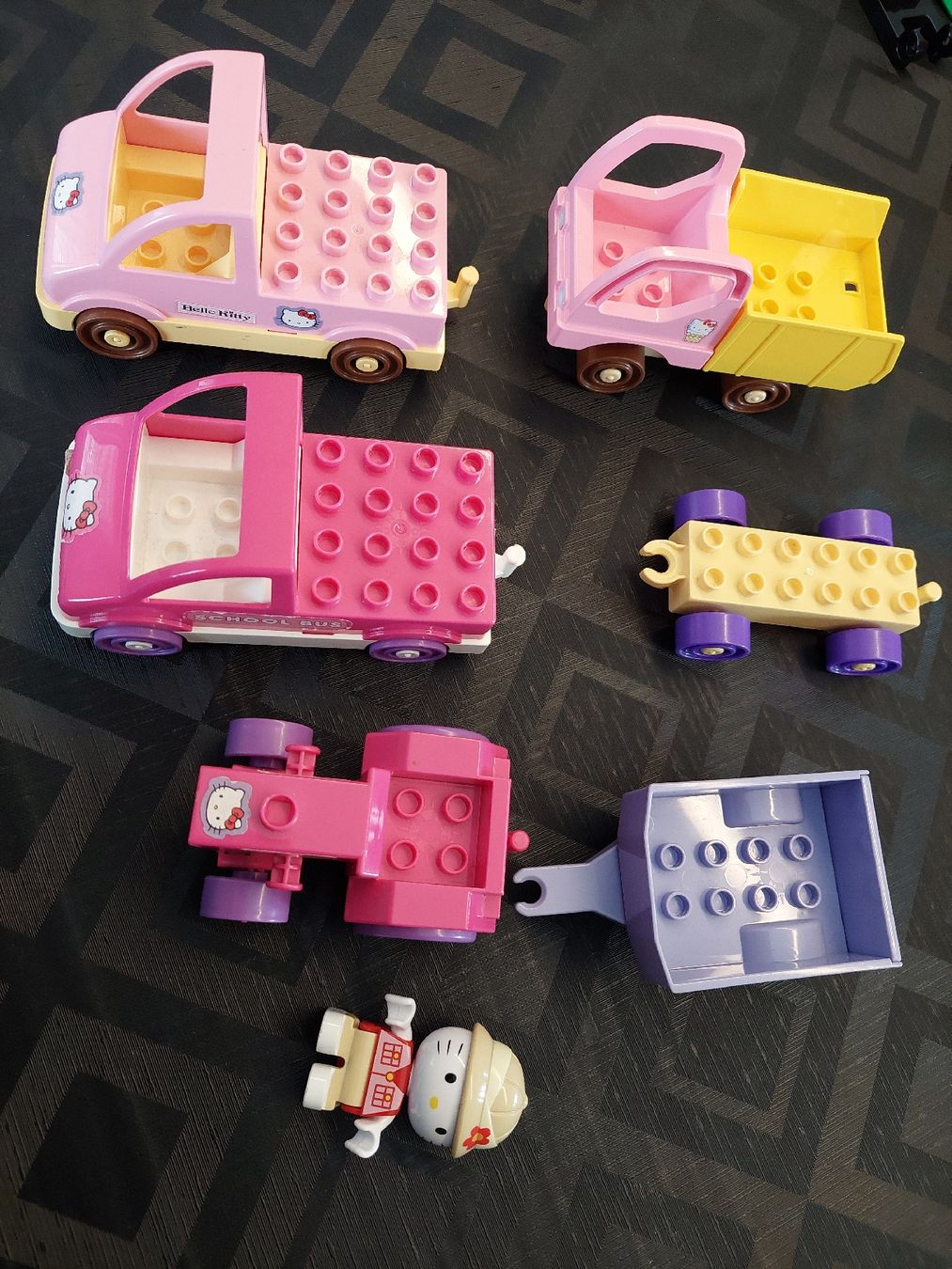 Hello Kitty Giocattoli: Hallo Kitty Unico 4 Auto & 2 Anhänger – Usato da Zetzwil venduto da lanst08 1