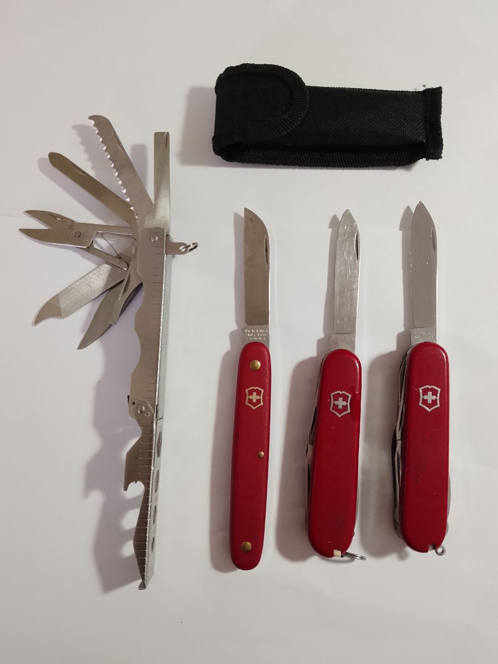 Victorinox Coltelli tascabile: Lot Victorinox Sackmesser plus neues Multitool  – Usato da Biel/Bienne venduto da Vintage-timearts