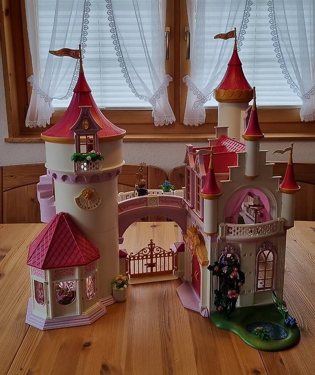 Playmobil Giocattoli: Playmobil Schloss mit Einrichtung – Usato da Oberhelfenschwil venduto da Angelis 1