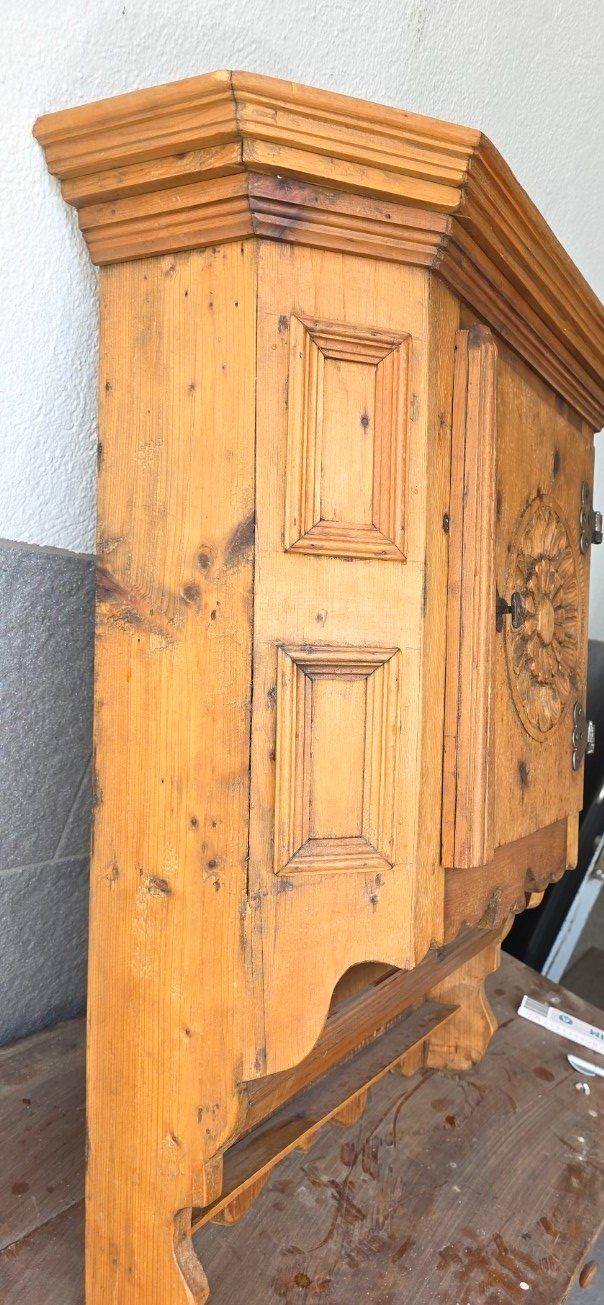 Armadi: Antikes Arven-Gänterli, Wandschrank handgeschnitzt – Usato da Flums venduto da Flumsantik 7