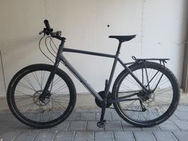 Allroundervelo / Citybike mit Gepäckträger.