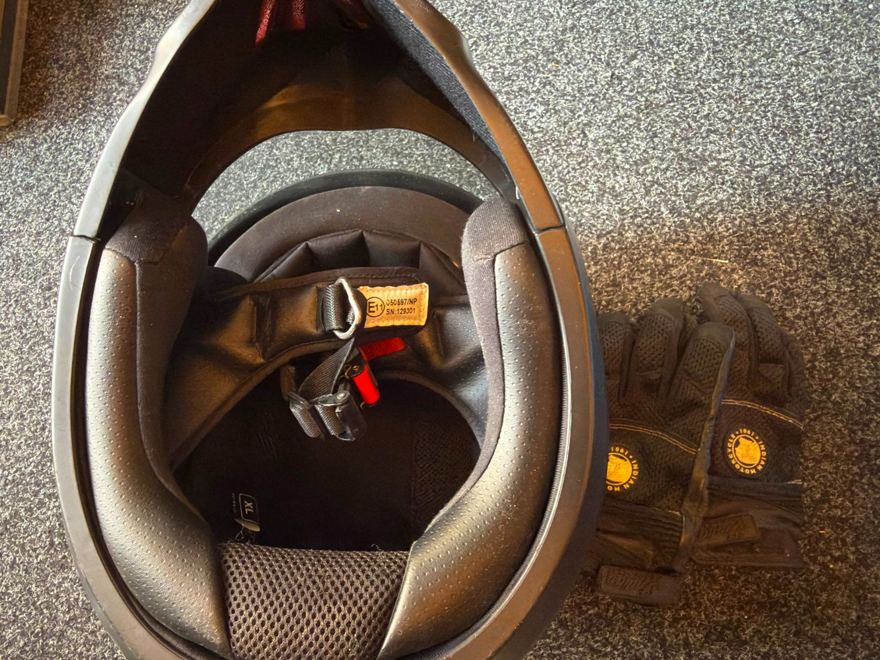 Caschi & visiere: Motorradhelm mit Motorradhandschuhen – Usato da Luzern venduto da Elgordo7 1