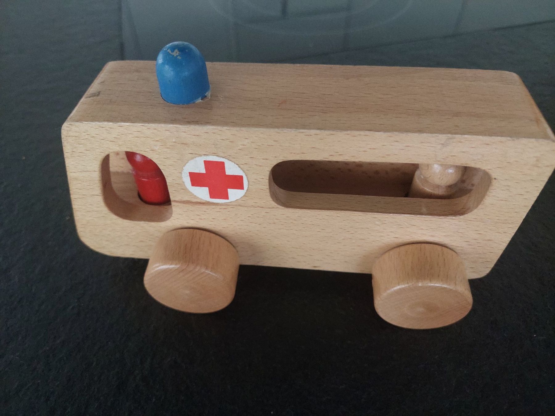Giocattoli: Ambulanz aus Holz – Usato da Belp venduto da egsu62