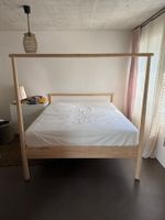 Bett aus Holz