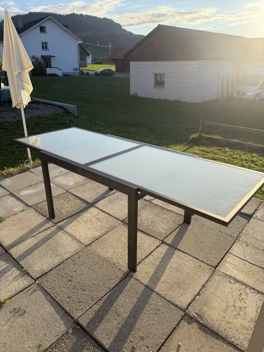 Tavoli: Metalltisch mit  Milchglasplatte gebraucht – Usato da Plasselb venduto da Fribi18nick 1