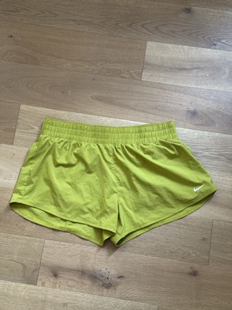 Nike Performance „One Short“ in Gelb