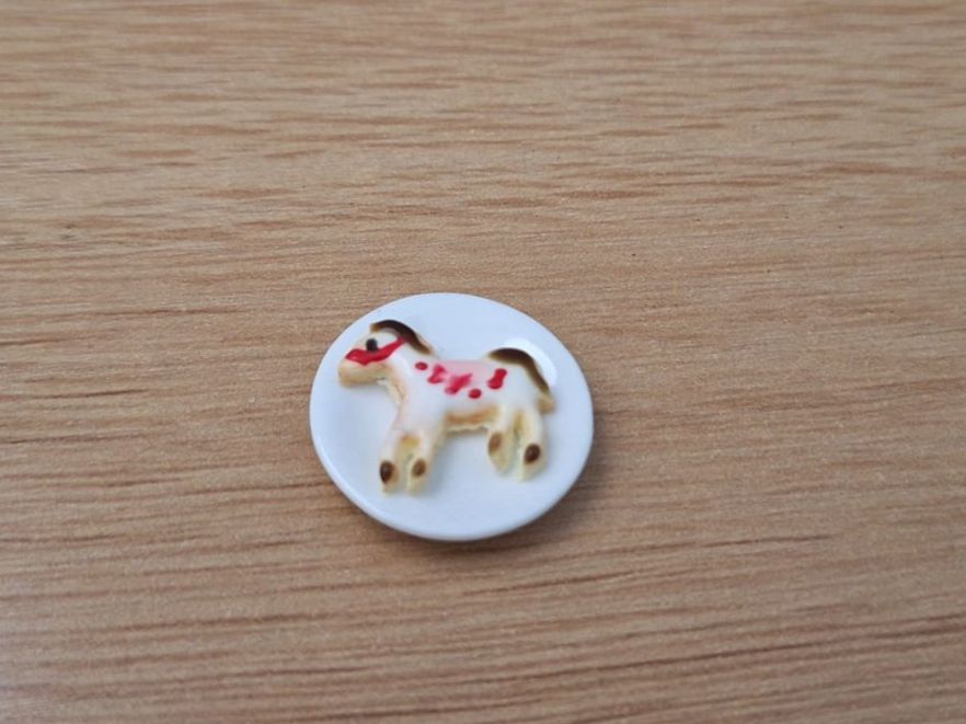 Case e mobili per bambole: Pferdchen Keks auf Keramik Teller, Handmade – Nuovo (secondo la descrizione) da Zürich venduto da HandmadeTinyFood 2