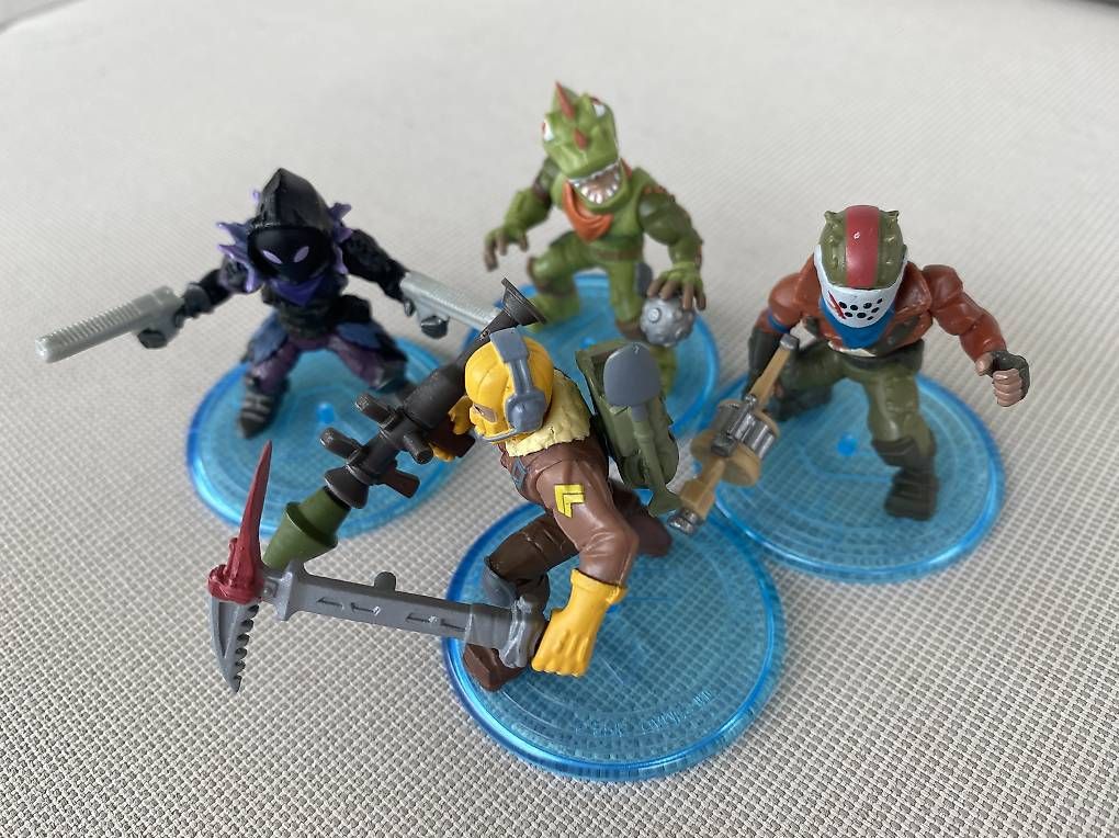 Statuette: 4 Fortnite Figuren – Usato da Unterengstringen venduto da sipadan2006