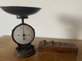 Antike gusseiserne Waage mit Gewichten
