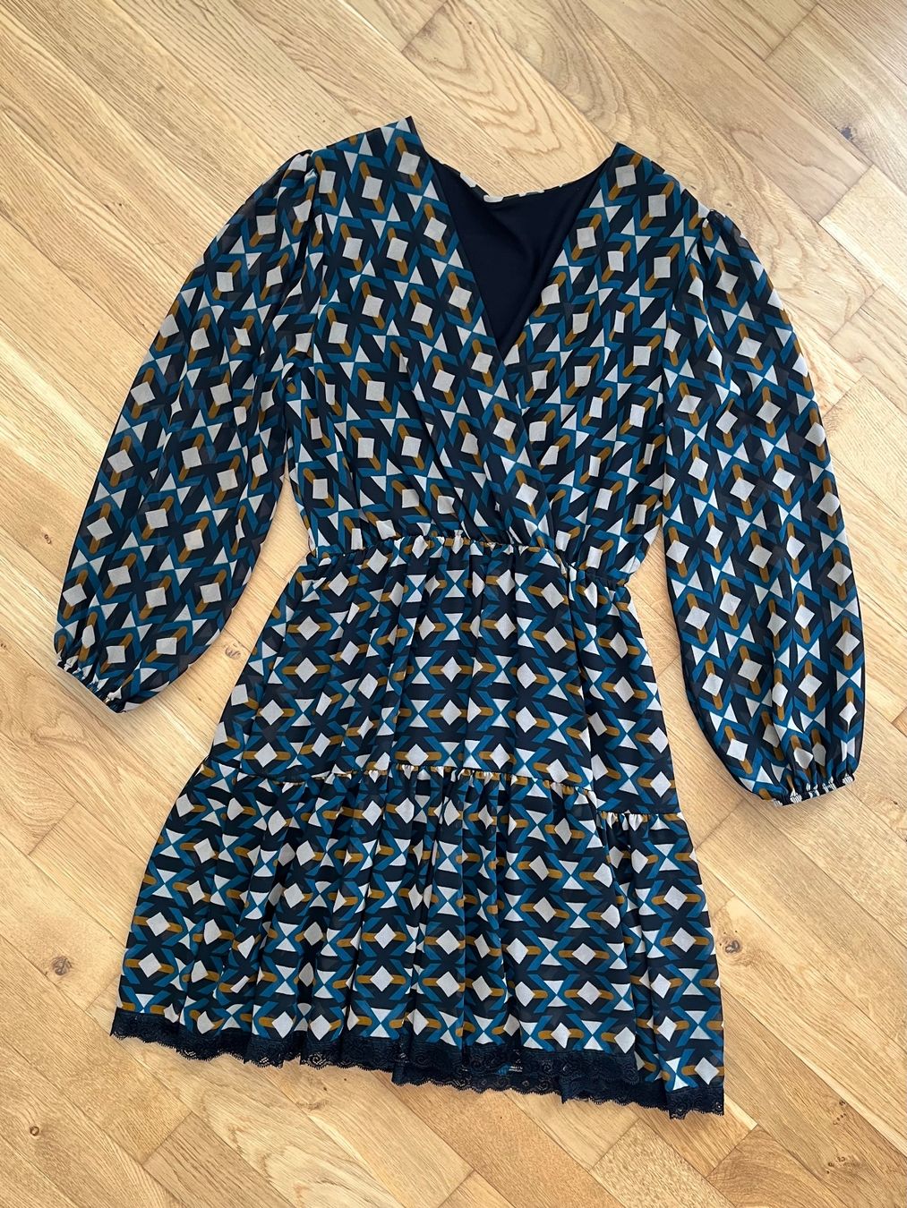 Kleider: Kleid Grösse S – Gebraucht aus Glis von lou.fr