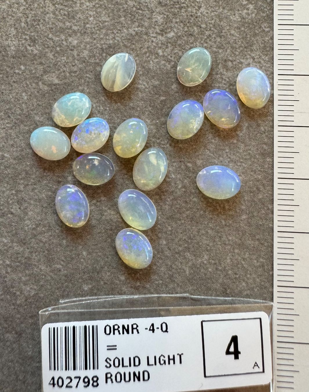 Fossili: 15  Stk  Cabochons Opal  Tropfen   echt winzig OPALE  SET – Nuovo e nell'imballaggio originale da Leuggern venduto da gemshow 9