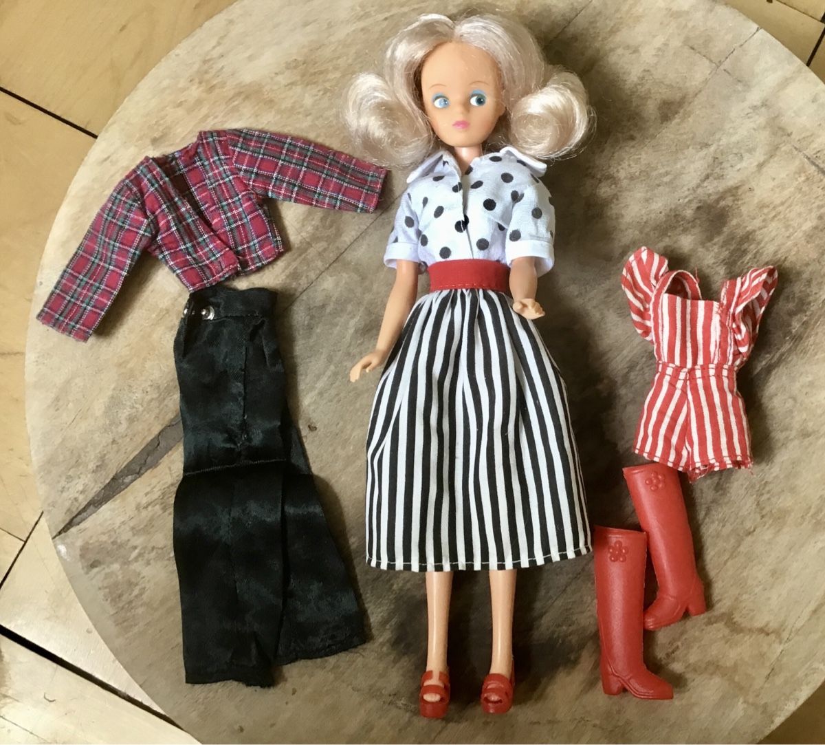 Bambole: Dizzy Daisy Mary Quant mit Outfits – Usato da Birsfelden venduto da rah_8bfj