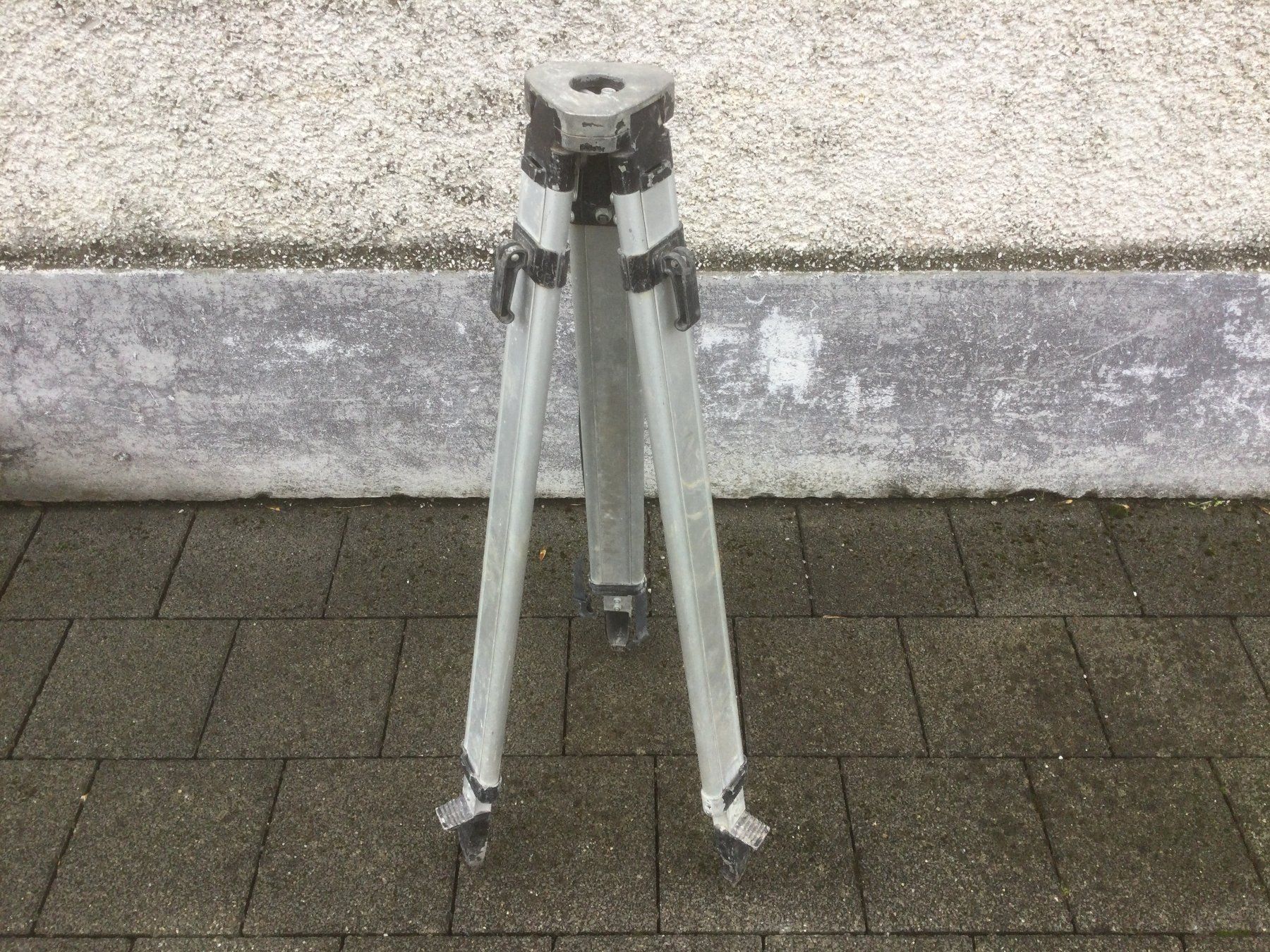 Treppiedi & Teste: Gebrauchtes Aluminium Stativ für Lampe oder Optik – Usato da Wangen SZ venduto da kuriosum12 4