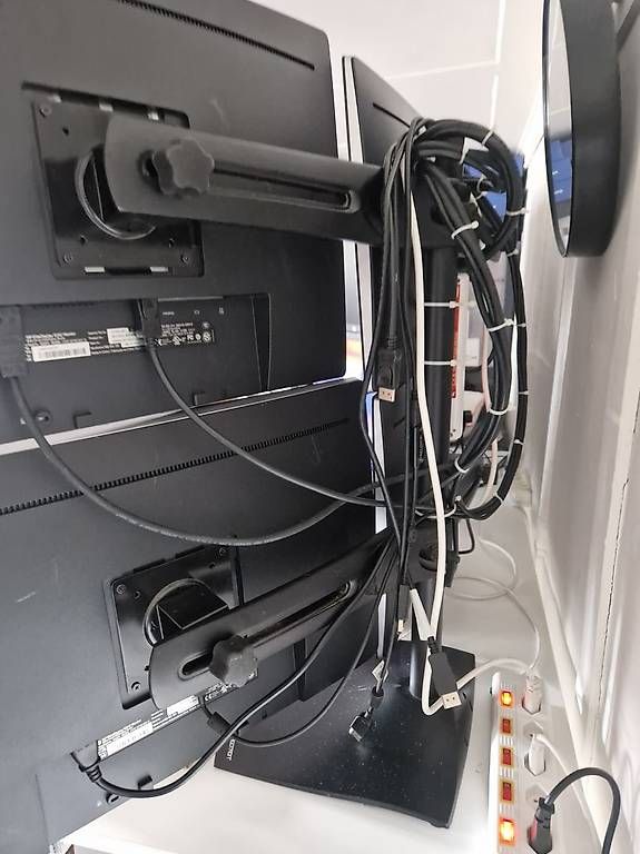 Monitor: 8x Monitor Setup - Trading Setup, Multi Screen Workstation – Usato da Horw venduto da c-comp 1